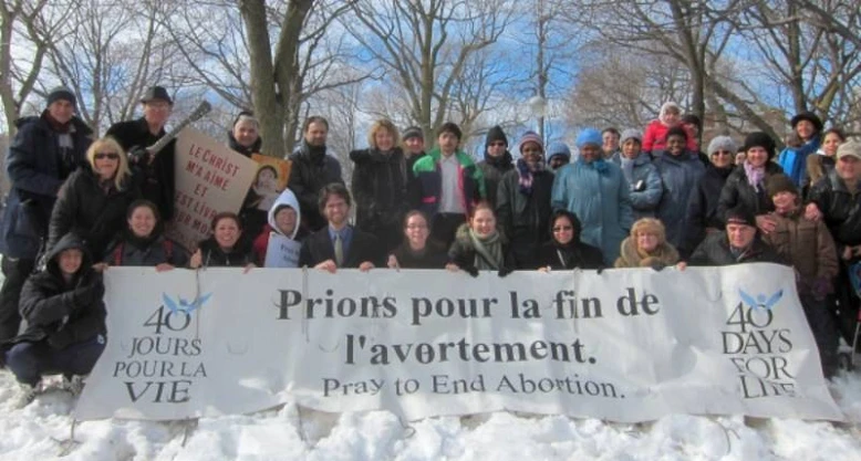 «Pregate per la fine dell’aborto» è il motto che ci accompagnerà dal 26 febbraio al 5 aprile 2020, non solo nella francofona Montreal (Canada), come nella foto, ma anche, per la prima volta, a Ginevra.