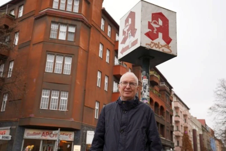 Le pharmacien Andreas Kersten devant son ancien établissement, à Berlin.