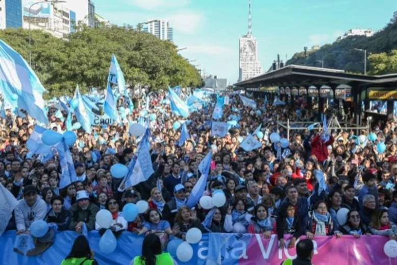 Buenos Aires, 4 agosto 2018: centinaia di migliaia di persone sfilano in difesa della protezione di madri e bambini.